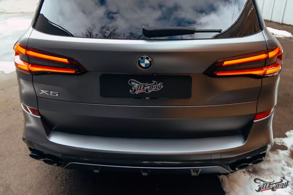 Матовый облик и прочная защита: оклеили BMW X5 серым матовым полиуретаном